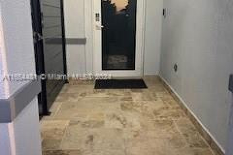 House in Miami, Florida 3 bedrooms, 130.81 sq.m. № 1356679 - photo 5