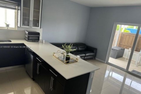 House in Miami, Florida 3 bedrooms, 130.81 sq.m. № 1356679 - photo 4