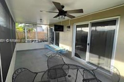 House in Miami, Florida 3 bedrooms, 130.81 sq.m. № 1356679 - photo 13