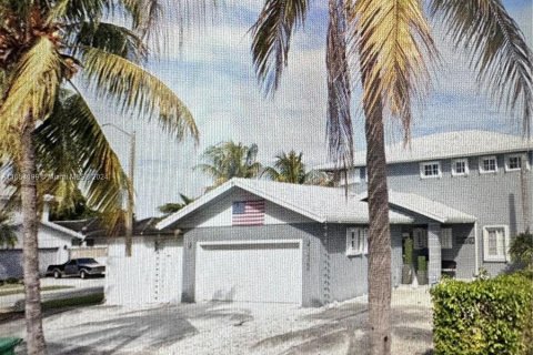 House in Miami, Florida 4 bedrooms, 220.83 sq.m. № 1356678 - photo 3