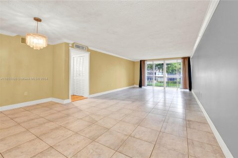 Condo in Miami, Florida, 2 bedrooms  № 1356676 - photo 4