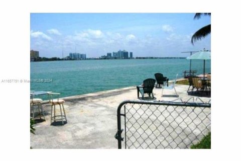 Propiedad comercial en venta en Miami Beach, Florida № 1358993 - foto 19