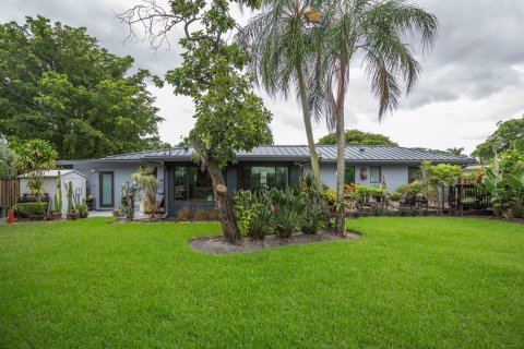House in Wilton Manors, Florida 3 bedrooms, 137.31 sq.m. № 1045802 - photo 2