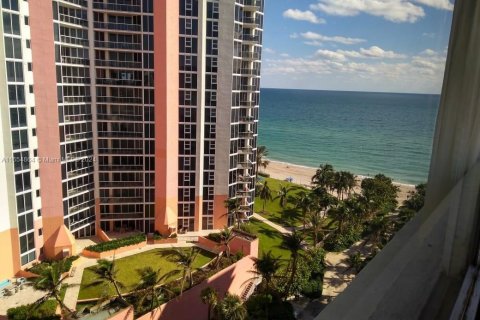 Studio in the Condo in Sunny Isles Beach, Florida  № 1358917 - photo 1