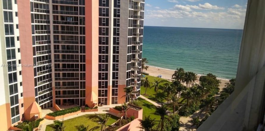 Studio à Condo à Sunny Isles Beach, Floride  № 1358917