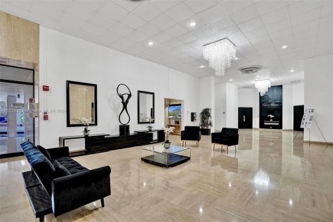 Condominio en venta en Hallandale Beach, Florida, 1 dormitorio, 76.92 m2 № 1035167 - foto 18