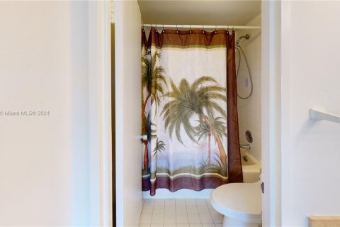 Condominio en venta en Hallandale Beach, Florida, 1 dormitorio, 76.92 m2 № 1035167 - foto 11