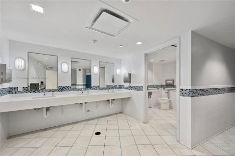 Condominio en venta en Hallandale Beach, Florida, 1 dormitorio, 76.92 m2 № 1035167 - foto 26