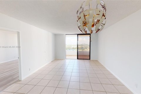Condominio en venta en Hallandale Beach, Florida, 1 dormitorio, 76.92 m2 № 1035167 - foto 6