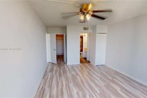 Condominio en venta en Hallandale Beach, Florida, 1 dormitorio, 76.92 m2 № 1035167 - foto 10