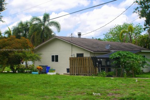 House in Lake Worth, Florida 3 bedrooms, 151.43 sq.m. № 1241623 - photo 23