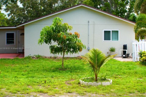 House in Lake Worth, Florida 3 bedrooms, 151.43 sq.m. № 1241623 - photo 11