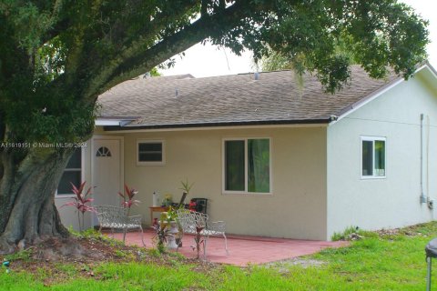 House in Lake Worth, Florida 3 bedrooms, 151.43 sq.m. № 1241623 - photo 12