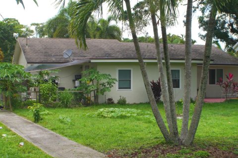 House in Lake Worth, Florida 3 bedrooms, 151.43 sq.m. № 1241623 - photo 22