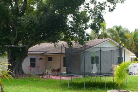 House in Lake Worth, Florida 3 bedrooms, 151.43 sq.m. № 1241623 - photo 13