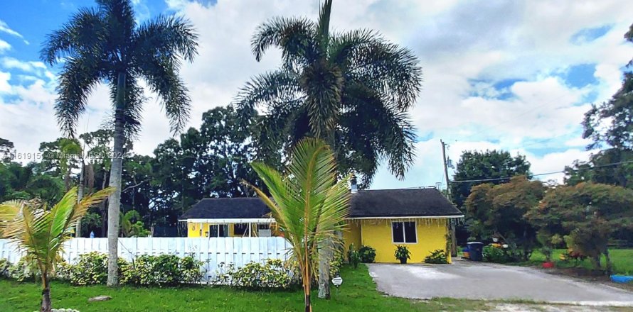 House in Lake Worth, Florida 3 bedrooms, 151.43 sq.m. № 1241623