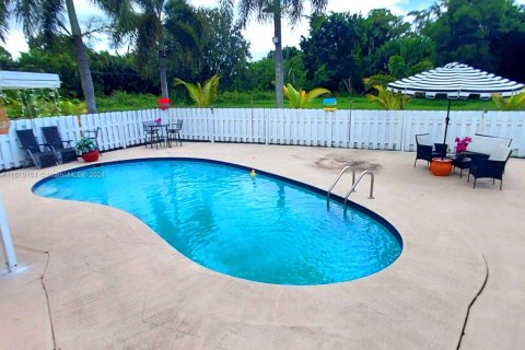 House in Lake Worth, Florida 3 bedrooms, 151.43 sq.m. № 1241623 - photo 8