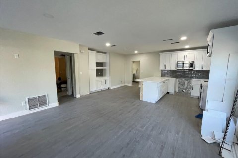 Commercial property in Orlando, Florida 4 bedrooms, 154.5 sq.m. № 1030389 - photo 6