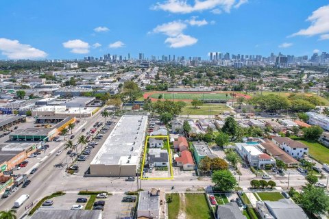 Propiedad comercial en venta en Miami, Florida, 293.85 m2 № 1072913 - foto 2