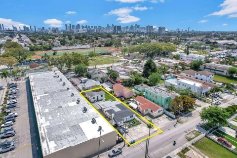 Commercial property in Miami, Florida 293.85 sq.m. № 1072913 - photo 1