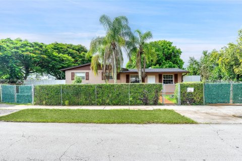 House in Homestead, Florida 3 bedrooms, 127.74 sq.m. № 1332565 - photo 1