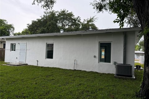 House in Miami, Florida 3 bedrooms, 133.78 sq.m. № 1332567 - photo 15