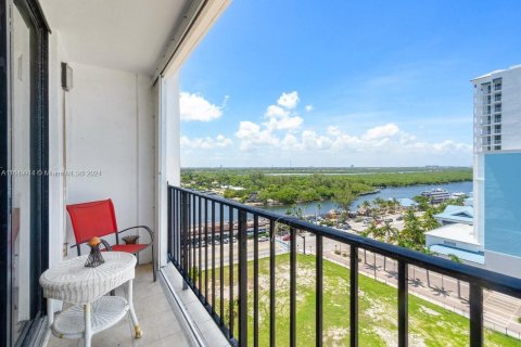 Condo in Hollywood, Florida, 2 bedrooms  № 1332607 - photo 24