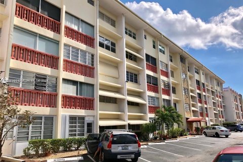 Copropriété à vendre à Hallandale Beach, Floride: 2 chambres, 86.86 m2 № 1080245 - photo 29