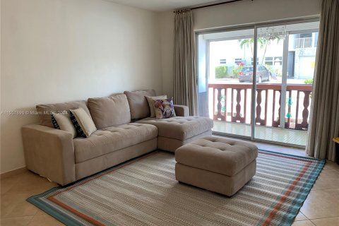 Condo in Hallandale Beach, Florida, 2 bedrooms  № 1080245 - photo 11