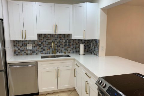 Condo in Hallandale Beach, Florida, 2 bedrooms  № 1080245 - photo 5