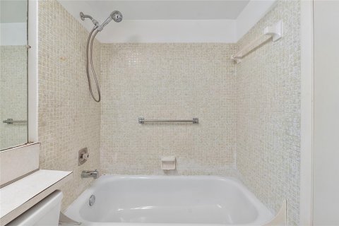 Condo in Deerfield Beach, Florida, 1 bedroom  № 1029777 - photo 13