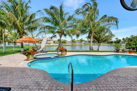 House in Lake Worth, Florida 5 bedrooms, 344.95 sq.m. № 1073844 - photo 24