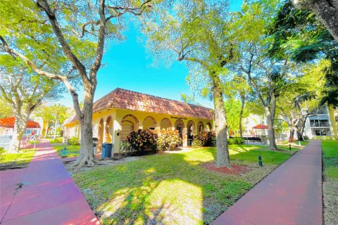 Condo in Pompano Beach, Florida, 1 bedroom  № 1031790 - photo 4