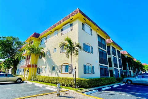 Condo in Pompano Beach, Florida, 1 bedroom  № 1031790 - photo 2