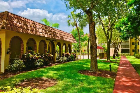 Condo in Pompano Beach, Florida, 1 bedroom  № 1031790 - photo 1