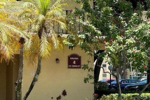 Condo in Hollywood, Florida, 1 bedroom  № 1292510 - photo 1