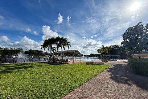 Condo in Hollywood, Florida, 1 bedroom  № 1292510 - photo 15