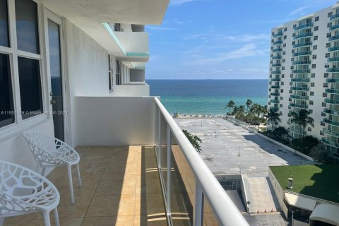 Copropriété à vendre à Hollywood, Floride: 2 chambres, 135.54 m2 № 1067844 - photo 1