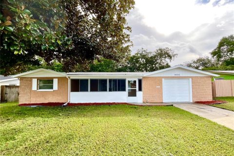 House in New Port Richey, Florida 3 bedrooms, 119.38 sq.m. № 1387562 - photo 1