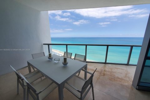 Condo in Sunny Isles Beach, Florida, 3 bedrooms  № 1305329 - photo 1