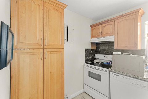 Condo in Deerfield Beach, Florida, 2 bedrooms  № 1377206 - photo 15