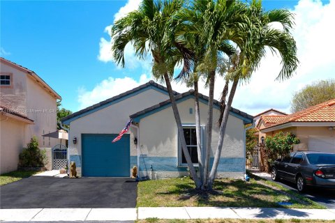 House in Pembroke Pines, Florida 3 bedrooms, 128.11 sq.m. № 1422994 - photo 1