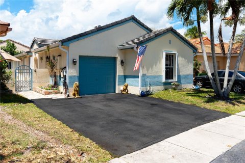 House in Pembroke Pines, Florida 3 bedrooms, 128.11 sq.m. № 1422994 - photo 2