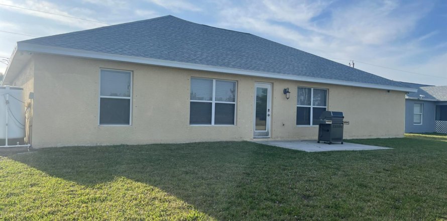 House in Cape Coral, Florida 3 bedrooms, 189.06 sq.m. № 1056845