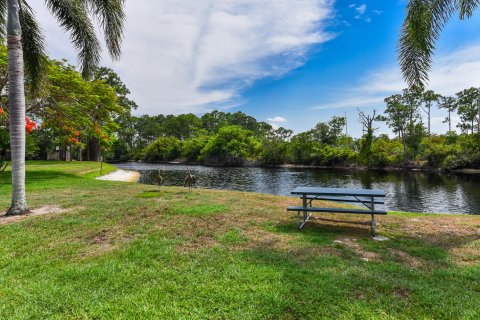 House in Hobe Sound, Florida 3 bedrooms, 124.67 sq.m. № 1210590 - photo 1