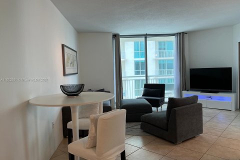 Condo in Miami, Florida, 1 bedroom  № 1347841 - photo 3