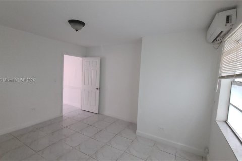 Apartamento en alquiler en Miami, Florida, 1 dormitorio, 290.78 m2 № 1347839 - foto 2