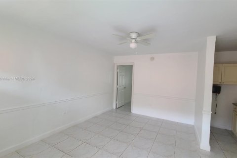 Apartamento en alquiler en Miami, Florida, 1 dormitorio, 290.78 m2 № 1347839 - foto 7