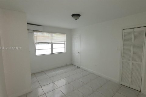 Apartamento en alquiler en Miami, Florida, 1 dormitorio, 290.78 m2 № 1347839 - foto 3