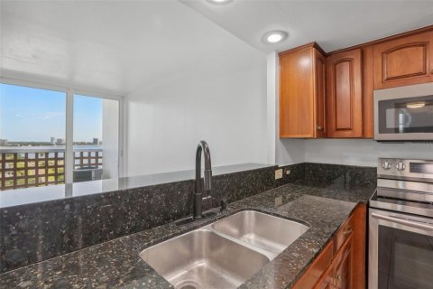 Condo in Tampa, Florida, 2 bedrooms  № 1242873 - photo 11